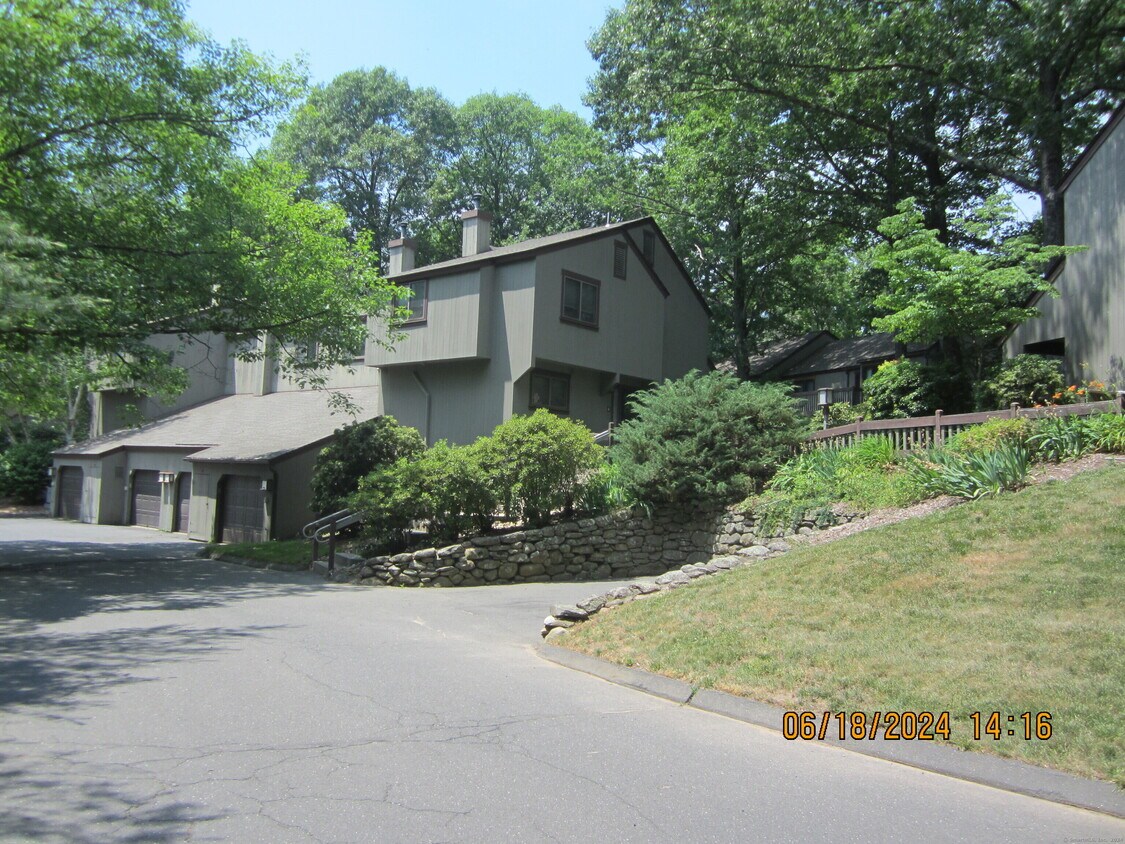 6 Willow Ln Unit 6, Avon, CT 06001 Condo for Rent in Avon, CT