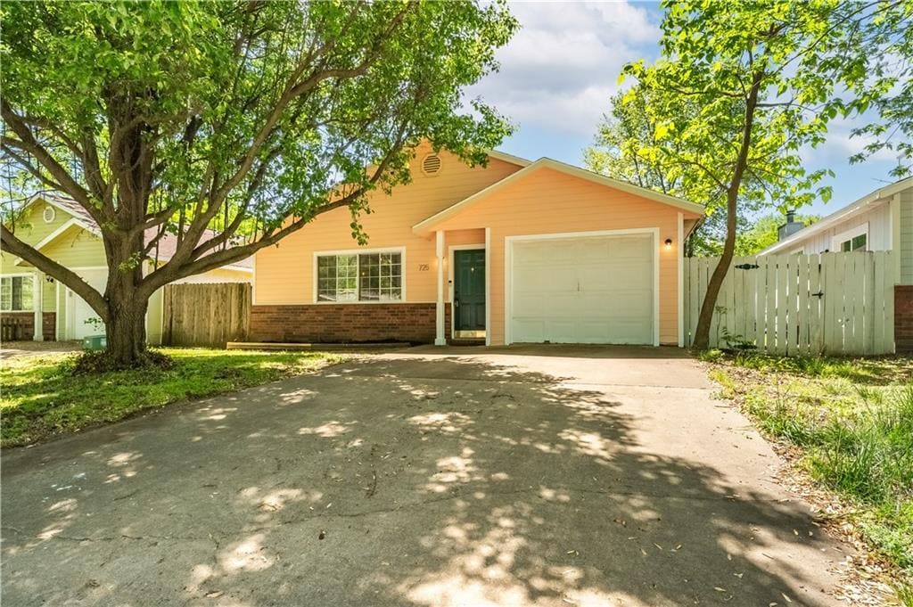 Primary Photo - 725 W Van Gogh Pl