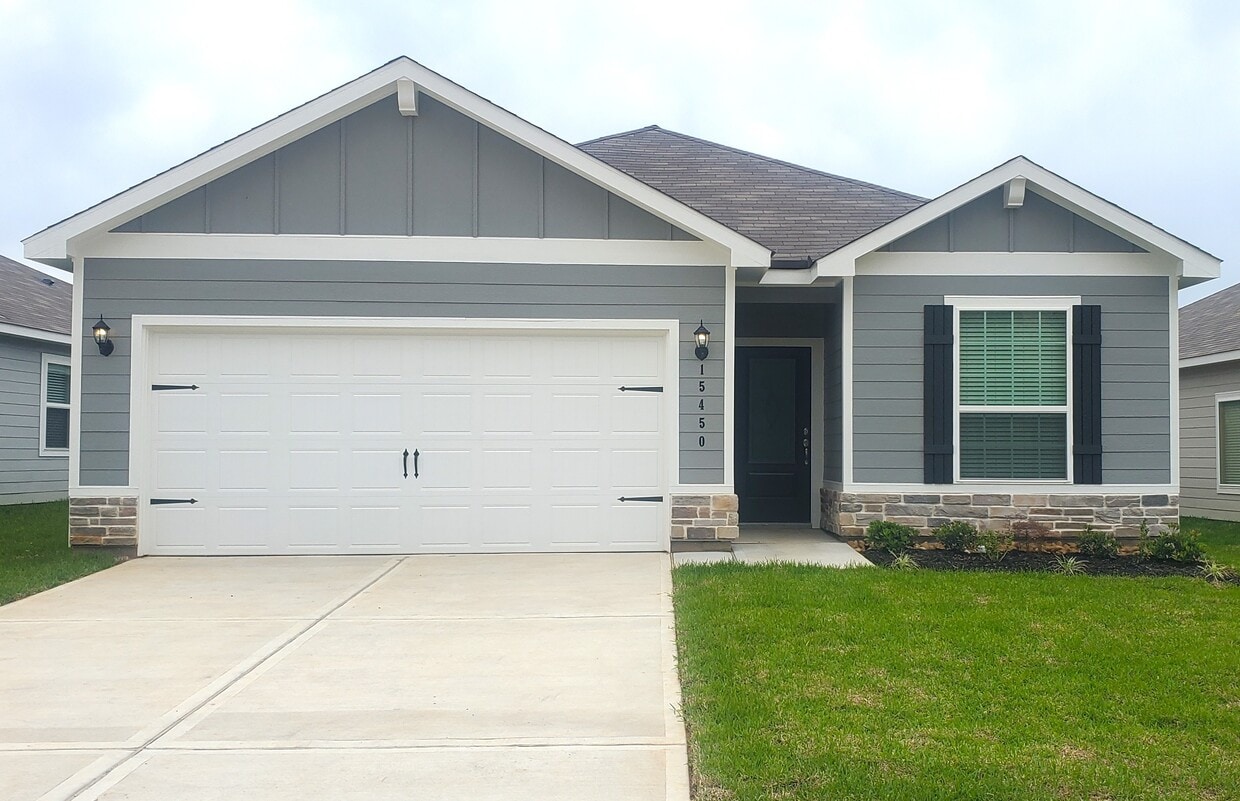 Primary Photo - 15450 Maple Ter Dr