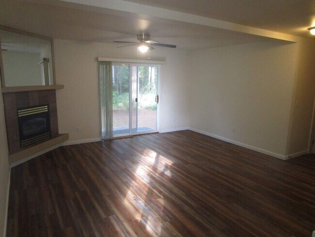 Building Photo - Dressel: 14702 &amp; 14704