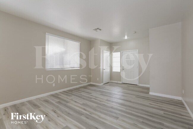 Foto del edificio - 8717 W Rochelle Ave