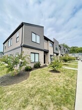 Building Photo - 1 S Timberlake Dr