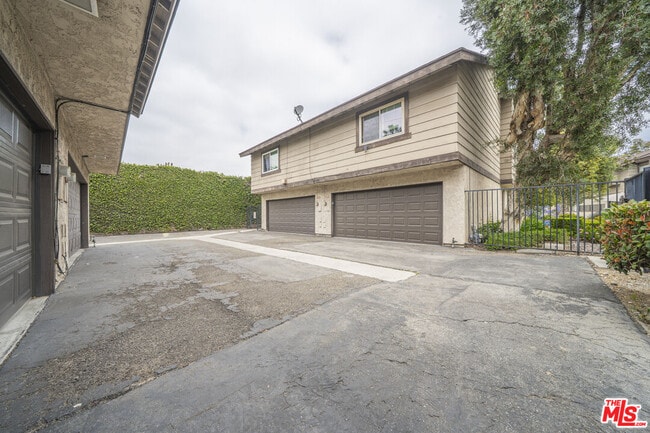 Building Photo - 1507 W Lambert Rd