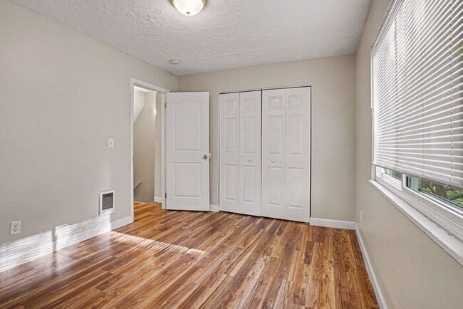 Building Photo - $150 off move-in when using Rently - $1099- 2 Bedroom Townhome off Westnedge