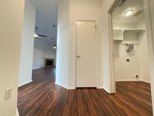 Foto del edificio - 3/2/2 Beautiful floors & patio