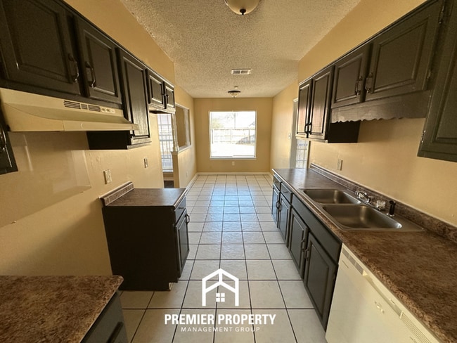 Building Photo - 3BR Home w/ Brick Fireplace, Garage & Fenced Yard in Memphis