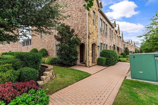 Foto del edificio - 7915 Parkwood Blvd