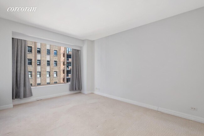 Building Photo - 200 E 69th St