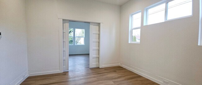 Foto del edificio - REDUCED! Recently Renovated 2 Story Tacoma...