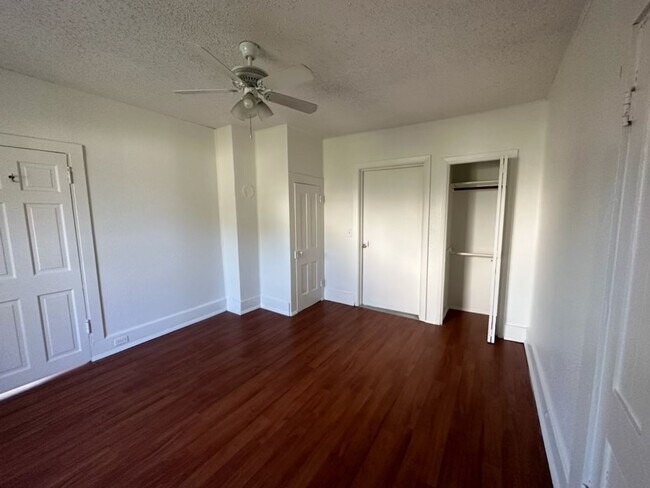 Building Photo - 1 Bed and 1 Bath Available! Located in dow...