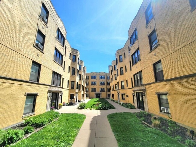 Building Photo - 3817.5 N Greenview Ave