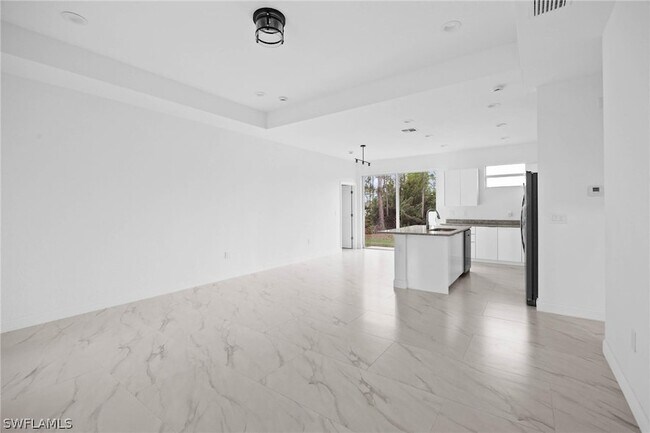 Building Photo - 1923 Sunniland Blvd