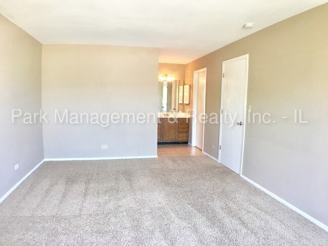 Building Photo - Darien - 2 Bedroom Condominium