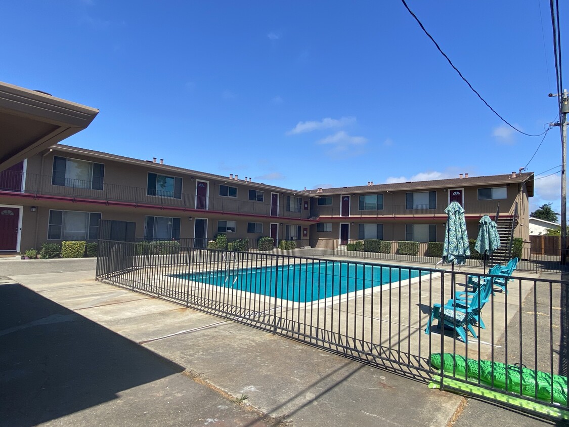 Complex with Swimming Pool - Argyle Apartments