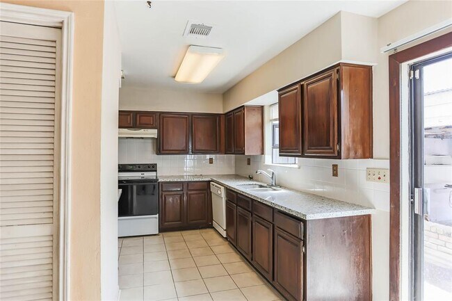 Foto del edificio - 9901 Sharpcrest St