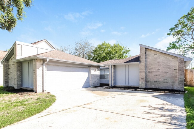 Building Photo - 10936 Pinewood Ct