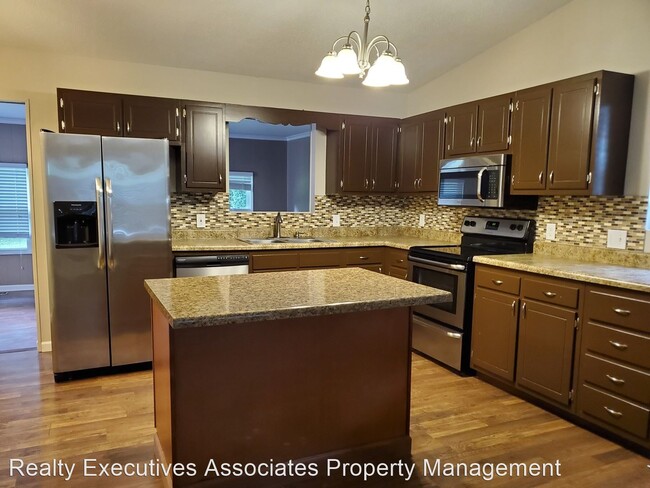 Building Photo - 3 br, 1.5 bath House - 5717 Montina Road