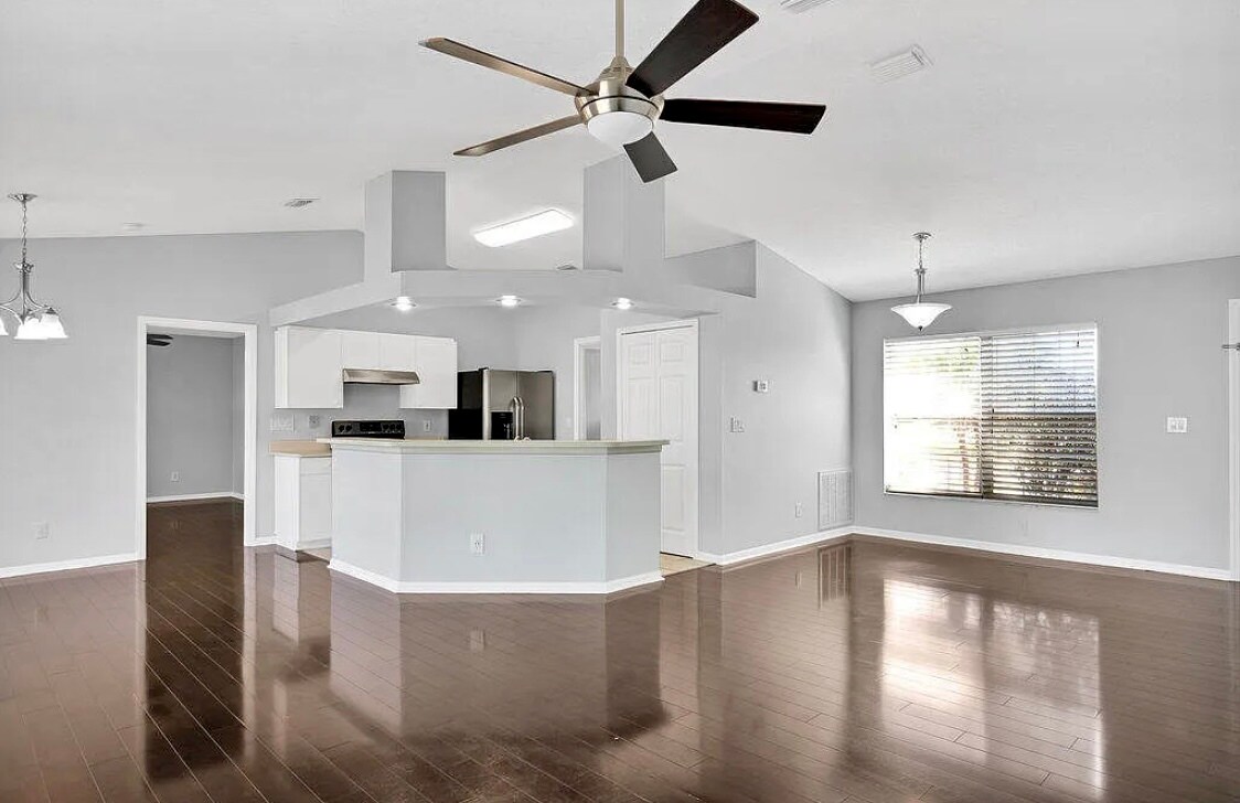 Primary Photo - 717 Tulip Dr