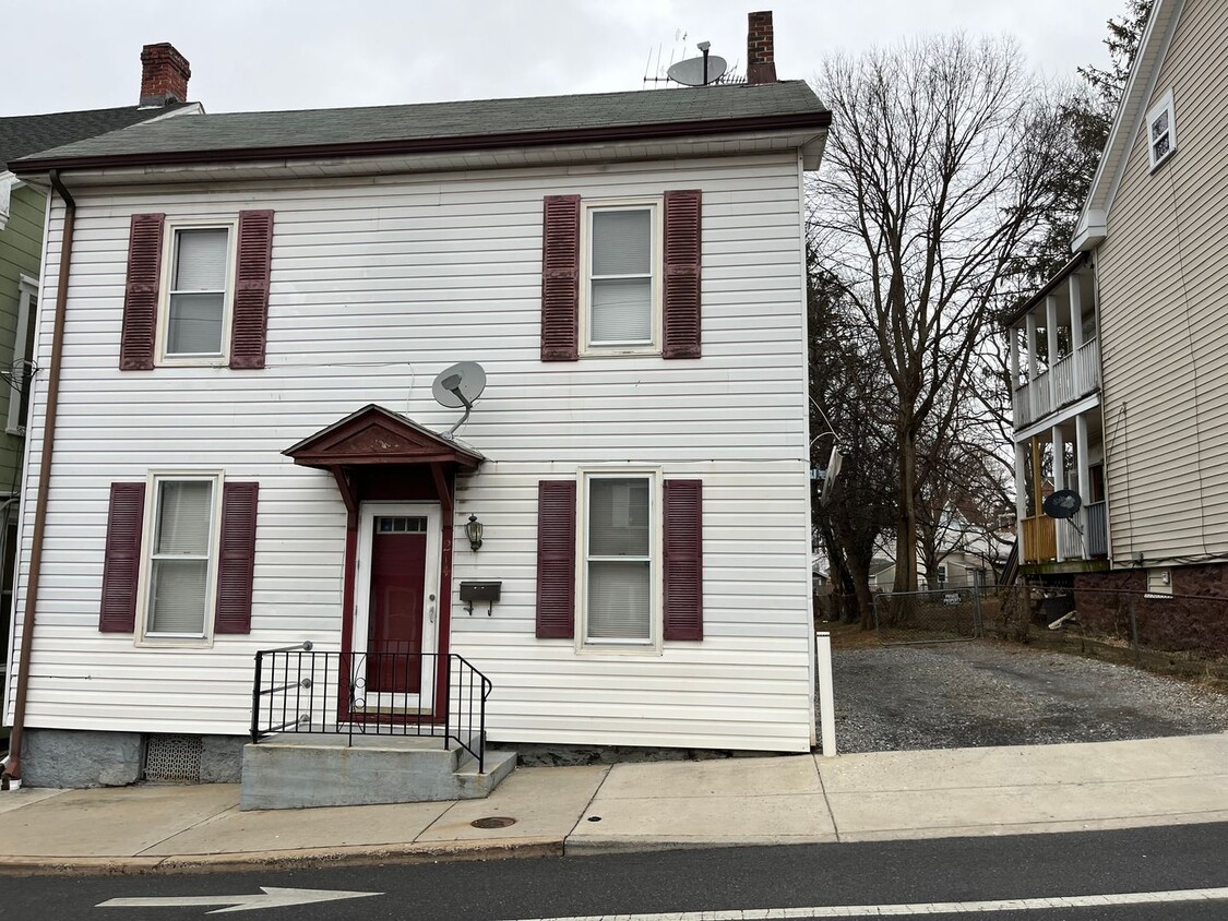 Foto principal - Single Family House located on East Ave.