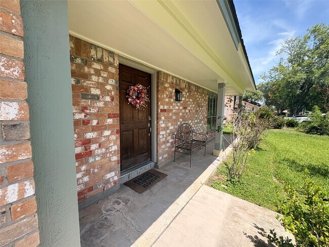 Building Photo - 2118 Hilton Head Dr