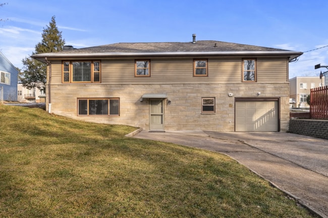 Building Photo - SUMMER SPECIAL! Beautiful 3 bedroom house on Bloomington's Eastside - Available Now!