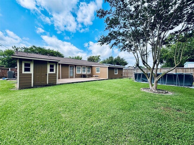 Foto del edificio - 2413 Kingsdale Dr