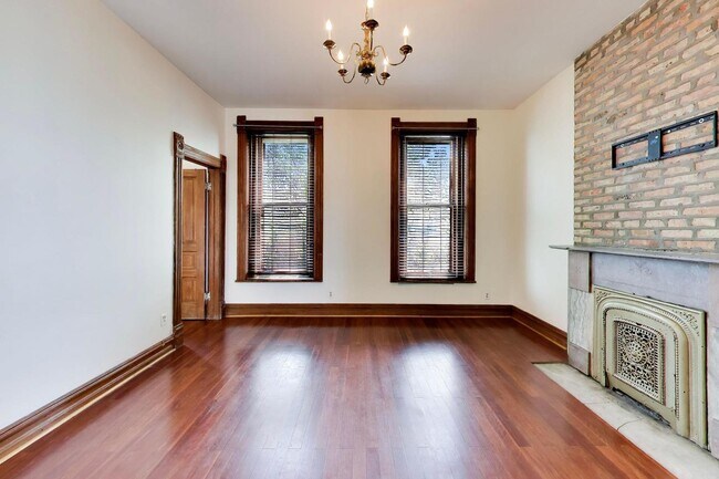 Foto del edificio - 2338 S Blue Island Ave