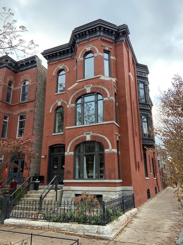Primary Photo - 1254 N Hoyne Ave