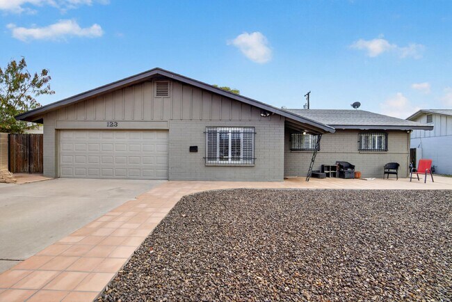 Building Photo - 123 E Erie Dr