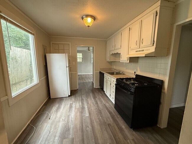 Building Photo - Cozy 3 Bedroom/1 Bath Home