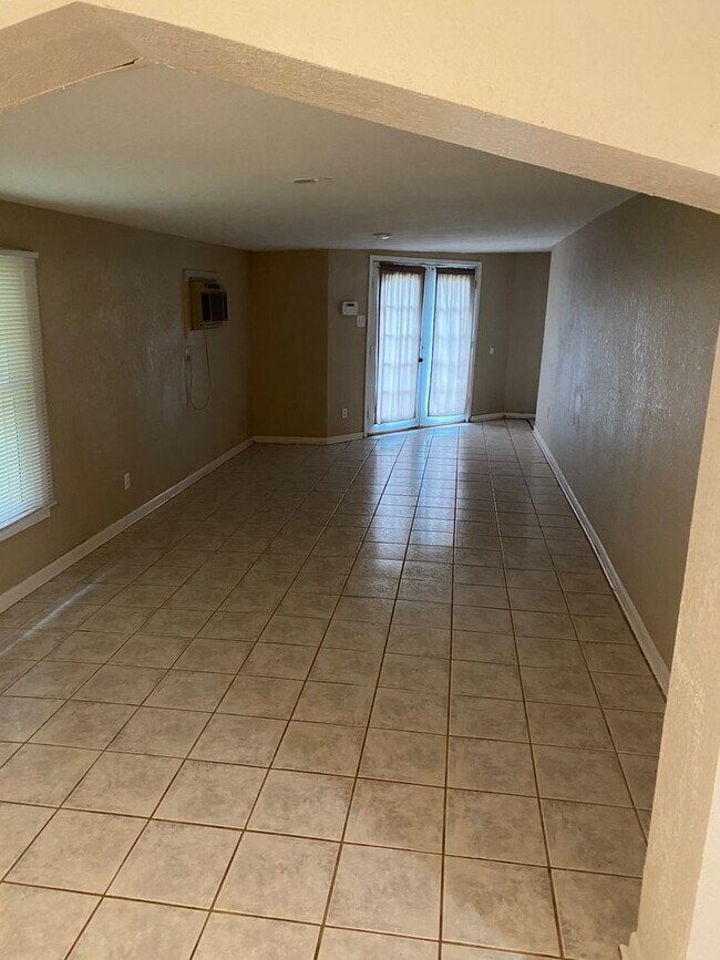 Foto del edificio - EXTRA SPACIOUS HOME 4 BEDROOM 3 BATH