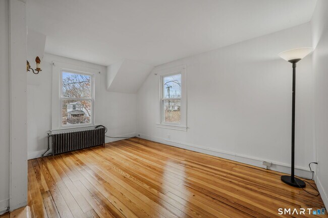 Foto del edificio - 24 N Main St