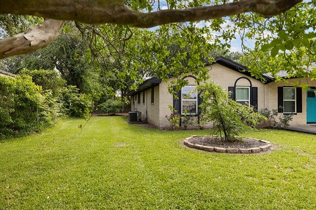 Building Photo - 1415 Palm Dr