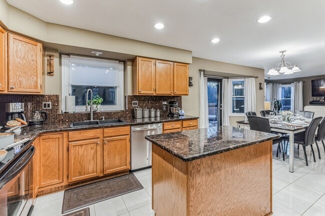 Building Photo - Fully Furnished 4 Bedroom 2.5 bathroom home in Bloomingdale