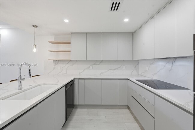 Foto del edificio - 251 Crandon Blvd