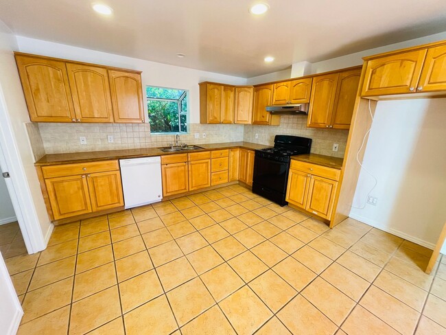 Building Photo - HOUSE w/ YARD in ENCINO