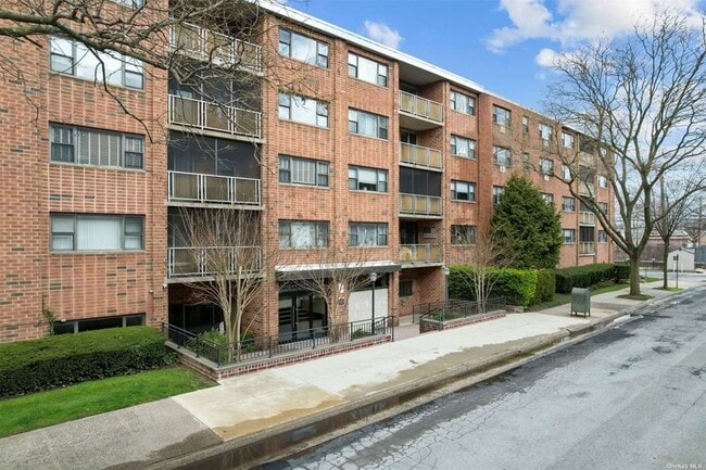 Building Photo - 100 Clinton Avenue Unit 4K