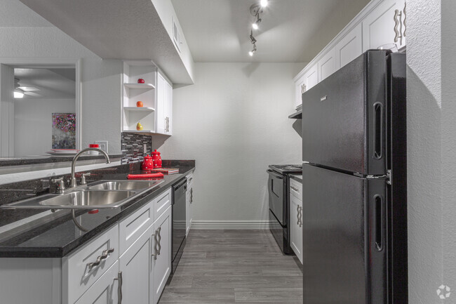 2BR, 2BA - Deluxe Remodel - Urban Walk