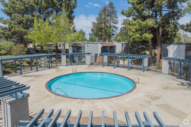 Piscina - 1001 Murrieta Blvd