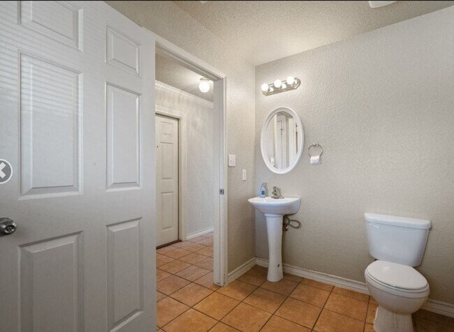 Building Photo - Spacious 3 bedroom 2.5 Bath Duplex in Gate...