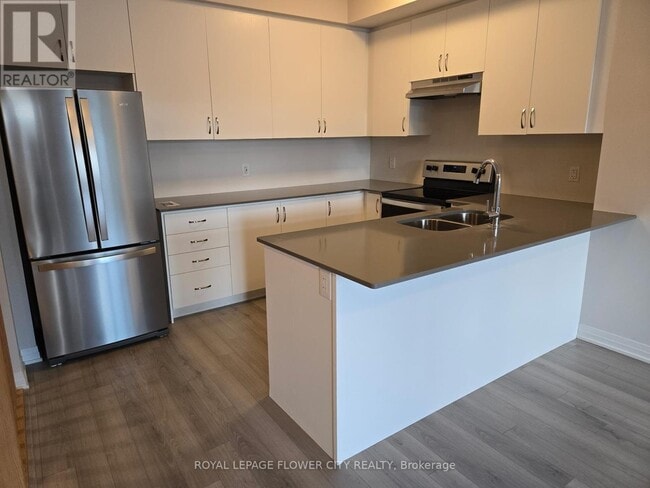 Building Photo - 585 Colborne St