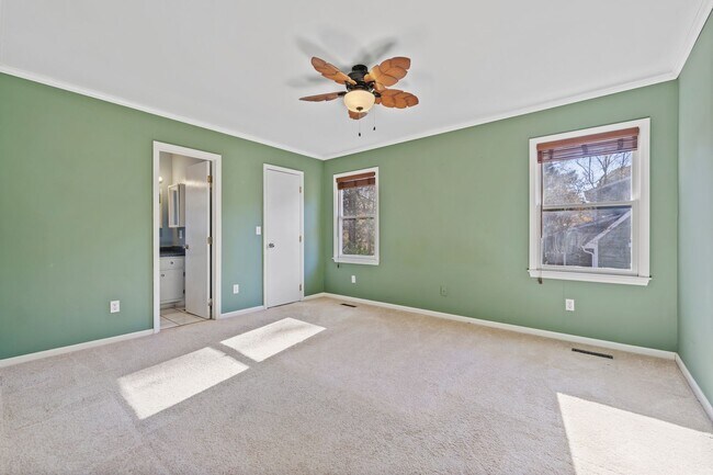 Foto del edificio - BEAUTIFULLY RENOVATED 3 BEDROOM, 2 BATH RA...