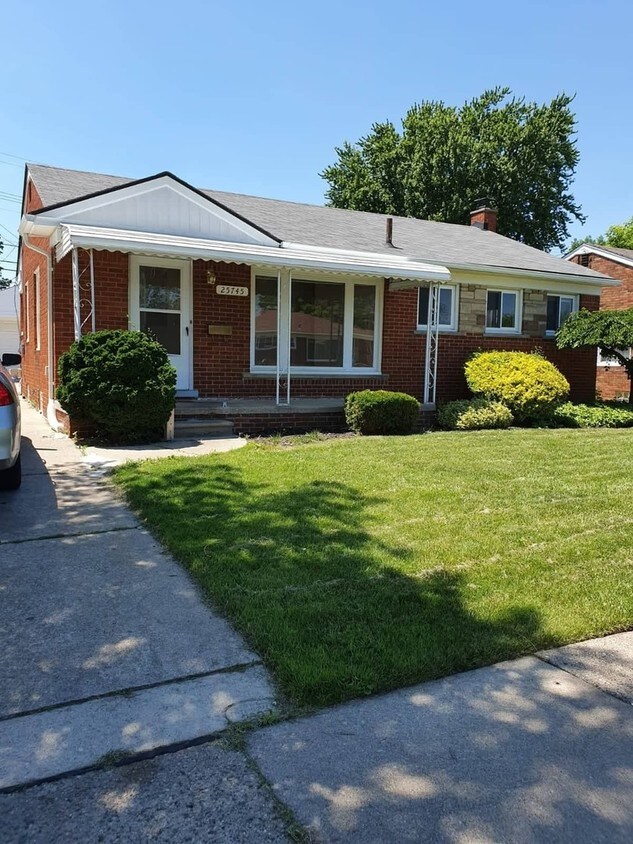 Primary Photo - Solid 3 Bedroom 2 Full Bath Brick Ranch
