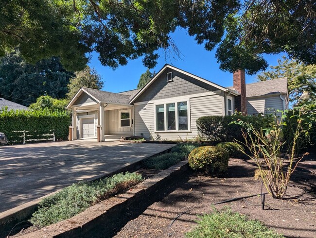 Building Photo - Beautiful 2 bedroom/1 bath home with solid surface flooring!