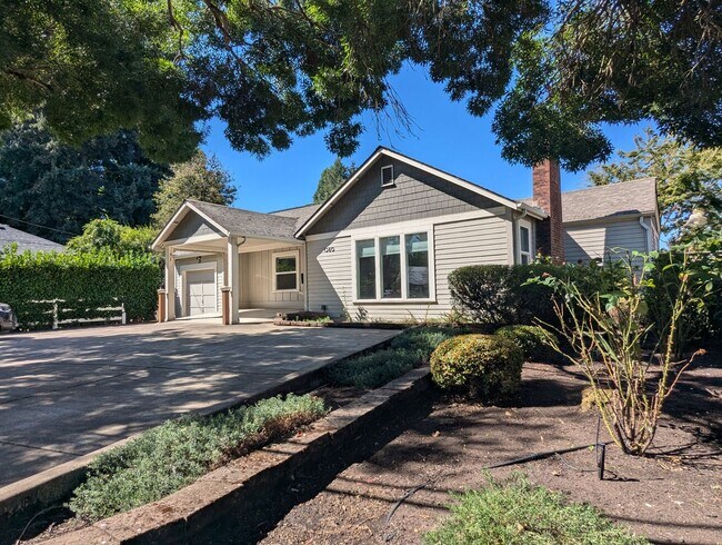 Foto del edificio - Beautiful 2 bedroom/1 bath home with solid surface flooring!