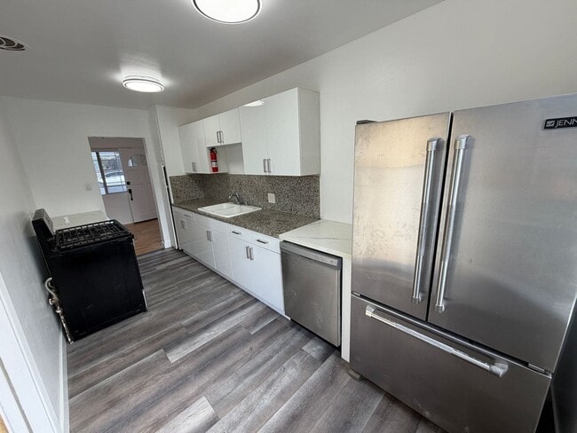 Building Photo - 2004 19th St