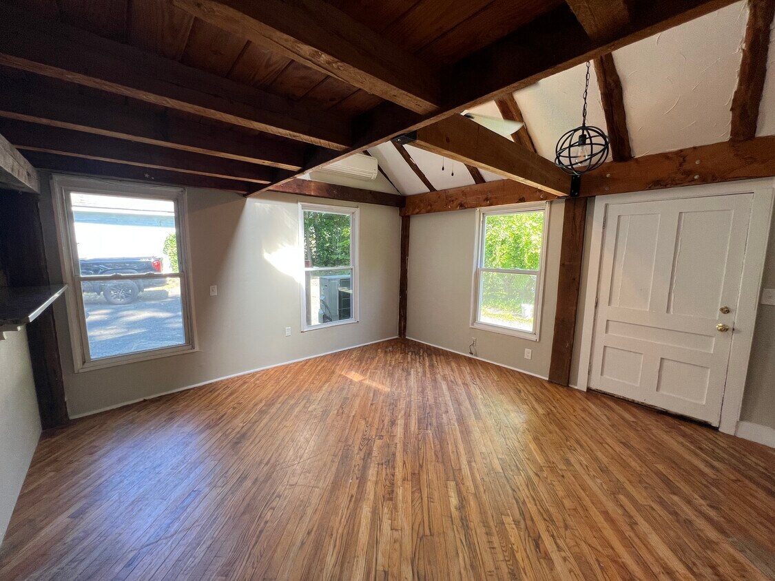 Living room - 30 N East St