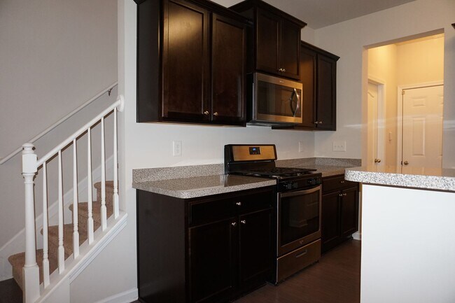Foto del edificio - Rare 3 bed 2.5 bath Townhome located in Wo...