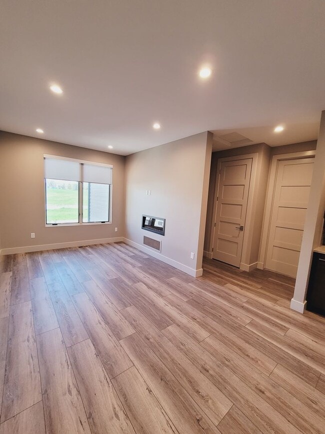 Building Photo - Amazing Garden Side Condo in Black Bull