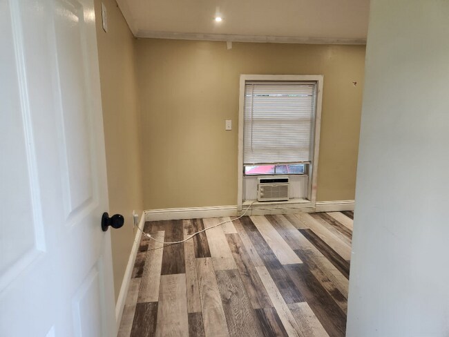 Foto del edificio - 1579 Duchamp Rd